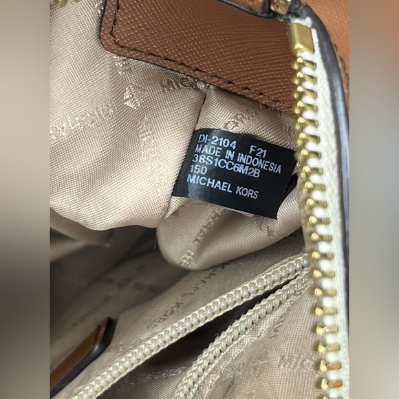 🎉Michael Kors Ciara Vanilla Acorn Convertible Signature Monogram Messenger Bag - Picture 8 of 15